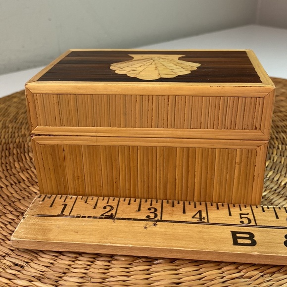 Vintage Mid Century Modern Sea Sea Shell Inlayed Jewelry Trinket Box - Picture 10 of 10